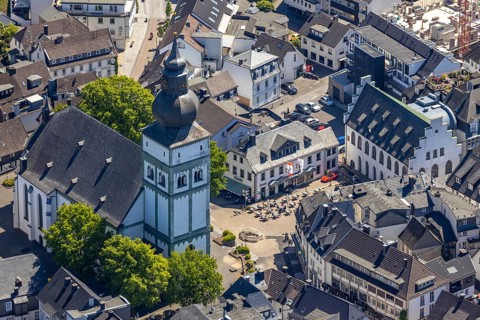 Aerial view, catholic church St. Johannes Baptist, Alter Markt, gastronomy, Südsauerlandmuseum,