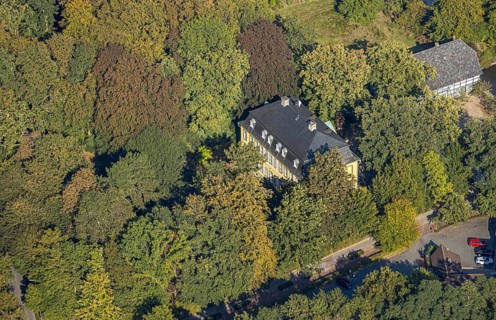 Aerial view, Sassendorf Castle with farm buildings, Sassendorf, Bad Sassendorf, Soest district,