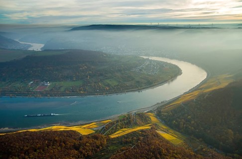 Filsen and Osterspai on the right bank of the Rhine, Rhine valley in autumn fog, Boppard, Rhine
