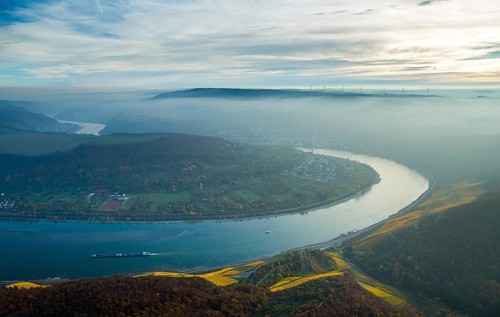 Filsen and Osterspai on the right bank of the Rhine, Rhine valley in autumn fog, Boppard, Rhine