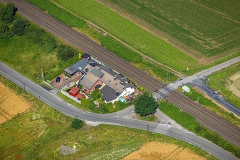 Aerial view, residential house at Wickeder Straße level crossing, Wimbern, Wickede, Sauerland,