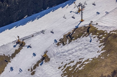 Skiers on ski slope and chairlift, Winterberg, Sauerland, North Rhine-Westphalia, Germany, DE,