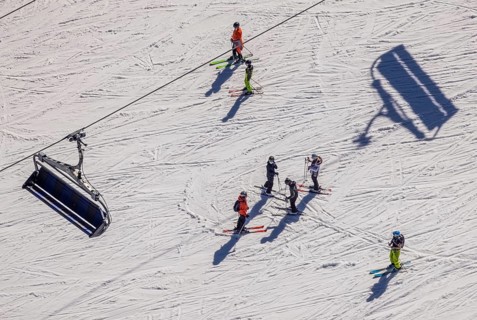 Skiers on ski slope and chairlift, Winterberg, Sauerland, North Rhine-Westphalia, Germany, DE,