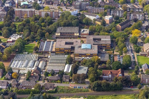 Aerial view, Berufskolleg Wesel and Blumen Terlinden greenhouses in the Feldmark district of Wesel,
