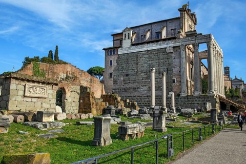 In the background, former temple of Antoninus and Faustina with columns made of Cipollin marble
