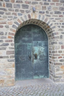 Door and entrance to the art museum with door handle by Heinrich Apel 1974, bronze sculptures,