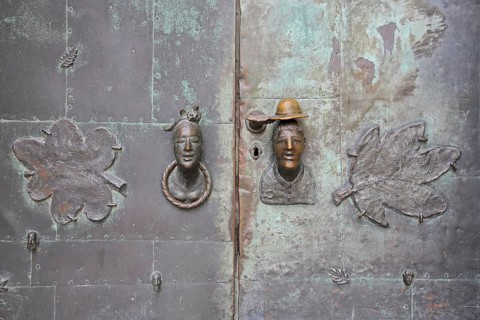 Door by Heinrich Apel 1974 at the entrance to the museum, bronze sculptures two faces, man, woman,