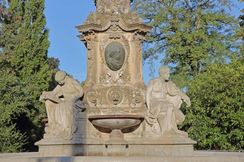 Memorial to Lord Mayor Gustav Hasselbach with seated allegorical sculptures, fountain, symbol,