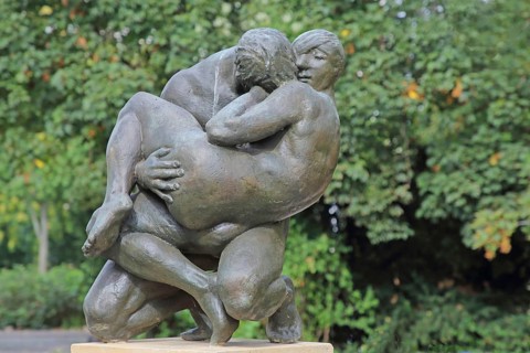 Sculpture Crouching couple by Bernd Göbel 1979, naked lovers, entwined, man carrying woman,