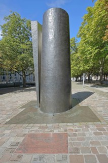 Citizens' memorial and base plate with inscription, Appeal, We are the people, political memorial