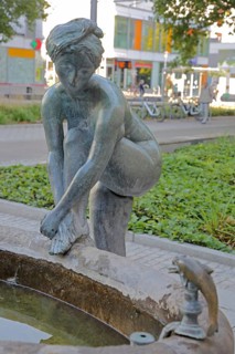 Sculpture Bathing Girl by Heinrich Apel 1972, bronze sculpture, modern art, bathing female figure