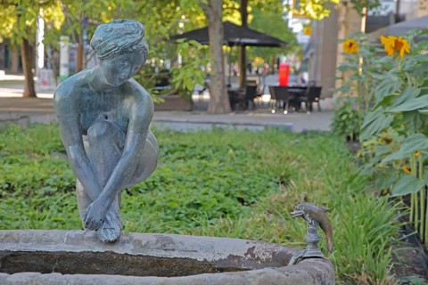 Sculpture Bathing Girl by Heinrich Apel 1972, bronze sculpture, modern art, bathing female figure