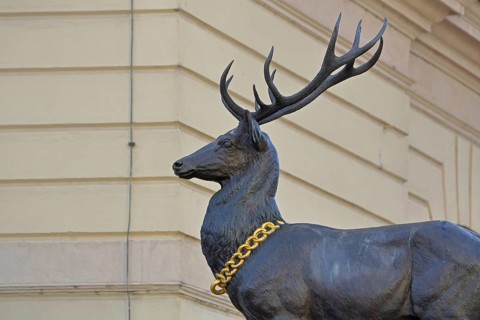 Stag column with stag statue, stag figure with golden collar, golden chain, detail, Old Town Hall,