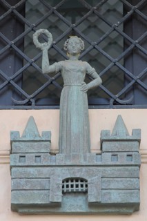 Sculpture of the city coat of arms, female figure with laurel wreath, Old Town Hall, Old Market