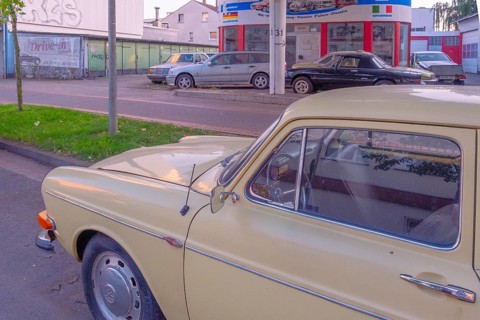 View over an old car to a car repair shop, Hainholz, Hanover, Lower Saxony, Germany