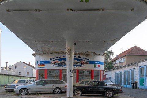 View of a car repair shop from where older cars are parked, Hainholz, Hanover, Lower Saxony,