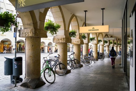 Shops in the arcades, Prinzipalmarkt, Münster, North Rhine-Westphalia, Germany