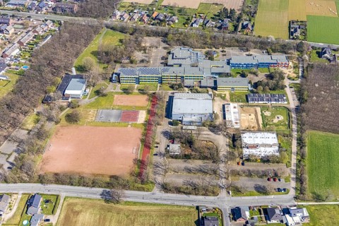 Aerial view, Gymnasium Voerde, Städtische Kindertageseinrichtung Am Gymnasium, Hallenbad Voerde,