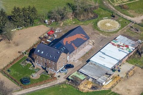 Aerial view, Pferdefreunde Emmelsum, jumping horse on the barn roof, club grounds Heinrichstraße,