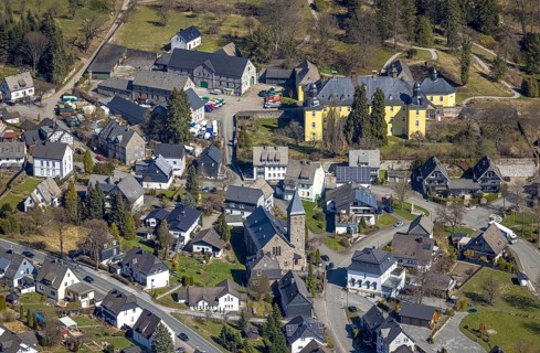 Aerial photograph, Antfeld Castle, St. Mary's Catholic Church Antfeld, Olsberg, Sauerland, North