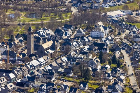 Aerial view, housing estate Weststraße and Oststraße Parallele, St.-Alexander-Kirche, town hall,