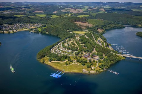 Aerial view, Biggesee, Camping Biggesee - Vier Jahreszeiten, pontoon, passenger navigation with the