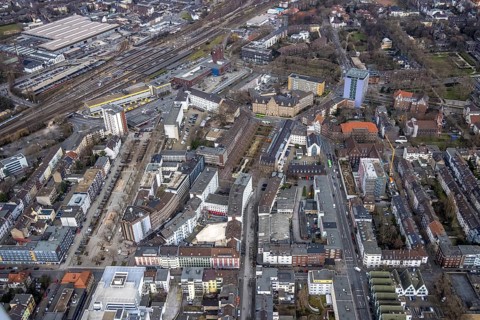 Aerial photo, Bert-Brecht-Haus, Paul-Reusch-Straße, Friedensplatz, police station, house facade
