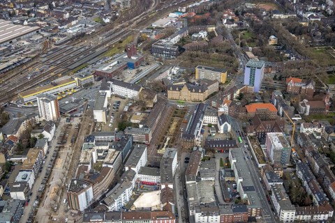 Aerial photo, Bert-Brecht-Haus, Paul-Reusch-Straße, Friedensplatz, police station, house facade