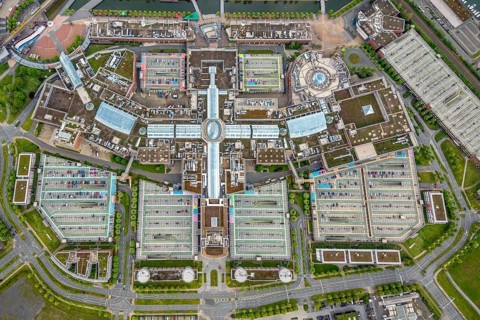Aerial view, Centro Oberhausen, vertical shot, corona-related empty parking spaces, gasometer,