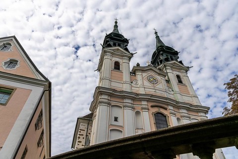 Baroque church with two towers under a cloudy sky, Pöstlingsbergkirche pilgrimage basilica Sieben