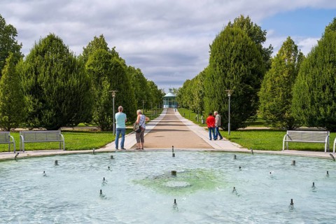 Path to the Monopteros columned temple, spa gardens, Bad Staffelstein, Upper Franconia, Franconia,