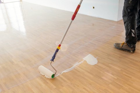 Professional sealing of a new parquet floor with lacquer