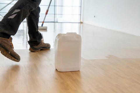 Professional sealing of a new parquet floor with lacquer