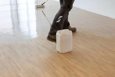 Professional sealing of a new parquet floor with lacquer
