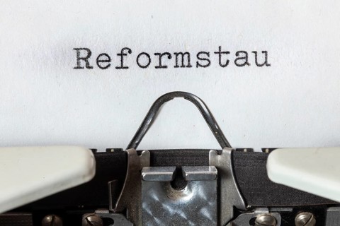 The word REFORMSTAU, written on a typewriter