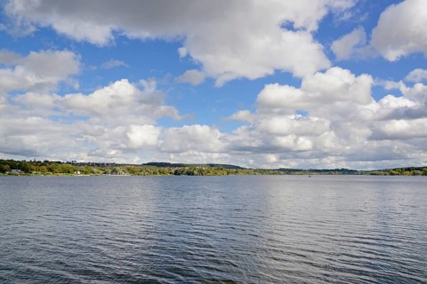 View over the Möhnesee, blue cloudy sky, Möhnetalsperre, North Rhine-Westphalia, Germany