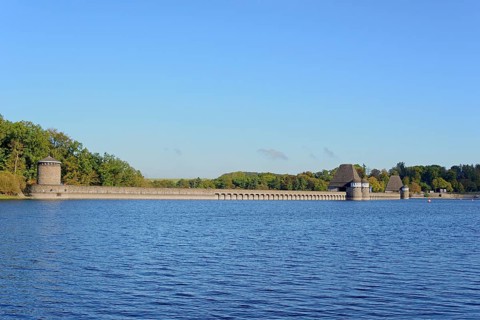View of the Möhne dam, blue sky, Möhne dam, North Rhine-Westphalia, Germany