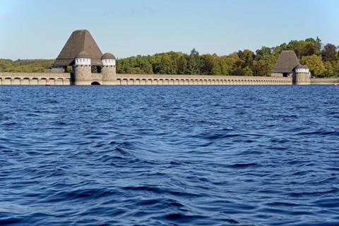 View of the Möhne dam, blue sky, Möhne dam, North Rhine-Westphalia, Germany