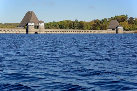 View of the Möhne dam, blue sky, Möhne dam, North Rhine-Westphalia, Germany
