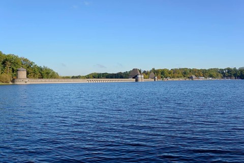 View of the Möhne dam, blue sky, Möhne dam, North Rhine-Westphalia, Germany