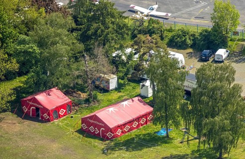 Aerial photo, airport Essen/Mülheim, puppet theatre tents, Holthausen - south-east, Mülheim an der