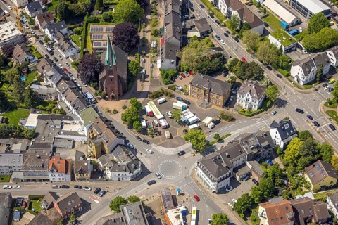 Aerial view, weekly market market Heißener Marktplatz an der Heißen Kirche, Heißen - Mitte, Mülheim
