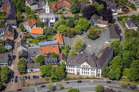 Aerial view, Städt. Grundschule am Klostermarkt und evang. Dorfkirche, Saarn, Mülheim an der Ruhr,