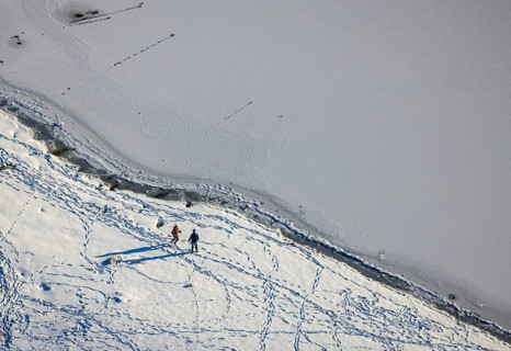 Aerial view, children playing in the snow at the Möhnesee, Delecke, Möhnesee, Sauerland, North