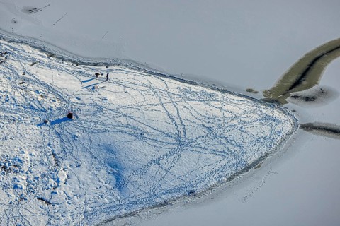 Aerial view, children playing in the snow at the Möhnesee, Delecke, Möhnesee, Sauerland, North
