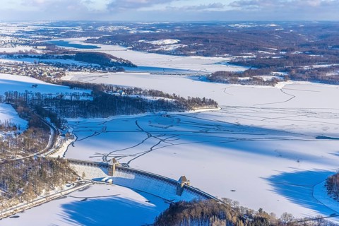 Aerial view, Möhnetalsperre and dam wall in the snow, Günne, Möhnesee, Sauerland, North
