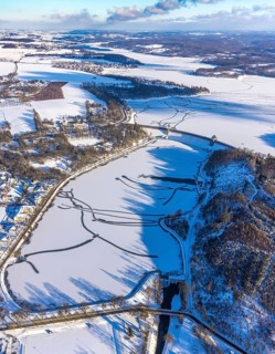 Aerial view, Möhnetalsperre and dam wall in the snow, Günne, Möhnesee, Sauerland, North