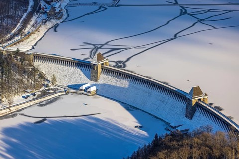 Aerial view, Möhnetalsperre and dam wall in the snow, Günne, Möhnesee, Sauerland, North