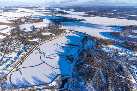 Aerial view, Möhnetalsperre and dam wall in the snow, Günne, Möhnesee, Sauerland, North