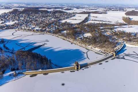 Aerial view, Möhnetalsperre and dam wall in the snow, Günne, Möhnesee, Sauerland, North